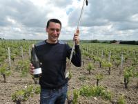 土壌の説明をするフロリアン・ロブラン